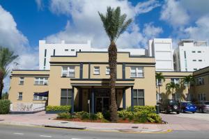 a palm tree in front of a building at Lombardy Inn Hotel in Miami Beach