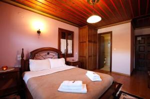 Postel nebo postele na pokoji v ubytování Papigiotis Hotel
