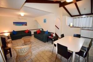 ein Wohnzimmer mit einem Sofa und einem Tisch in der Unterkunft Wildsights Villas in Denham