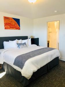 Säng eller sängar i ett rum på Blue Sage Inn & Suites