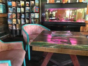 een tafel en stoelen in een kamer met een aquarium bij The Kasbah Langkawi in Pantai Cenang