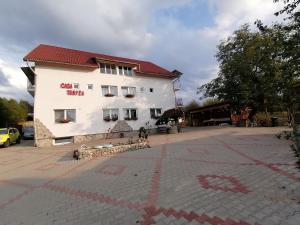 a large white building with a red roof at Casa Tonyza in Cisnădie