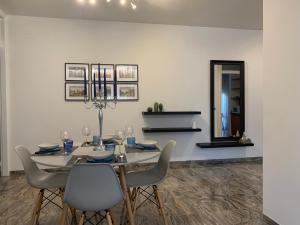 comedor con mesa con sillas y espejo en Holidays Apartment Toti to fulfill your wishes, en Mestre