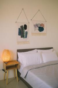 1 dormitorio con 1 cama y mesa auxiliar con lámpara en 墾丁寵物Villa-獒游邊境B&B en Sigou
