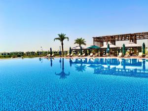 Bazén v ubytování Retaj Salwa Resort & Spa nebo v jeho okolí