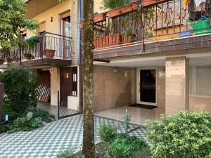 an apartment building with a courtyard with a balcony at Holidays Apartment Toti to fulfill your wishes in Mestre