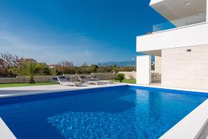 Bazén v ubytování Apartments & Rooms Pool Villas Maris nebo v jeho okolí