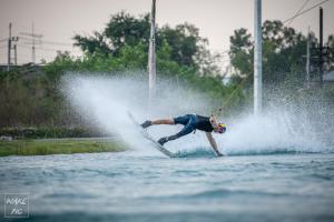 Un homme est sur une planche dans l'eau dans l'établissement ESC PARK HOTEL, à Pathum Thani