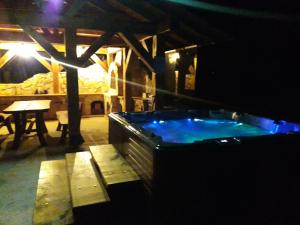 een grote hot tub in een kamer met een tafel bij Bieszczady Chata in Malinówka