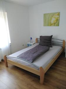 ein großes Bett in einem Schlafzimmer mit in der Unterkunft Südeifel Badem in Badem