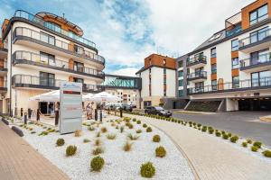 una calle en una ciudad con edificios altos en Bel Mare Resort, en Międzyzdroje