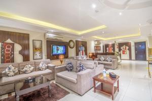 a living room with couches and a tv at Al Muhaidb Khanshalila in Riyadh