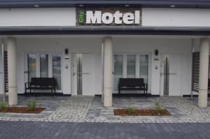 un motel con due panchine di fronte a un edificio di CityMotel Ziegenhain a Schwalmstadt
