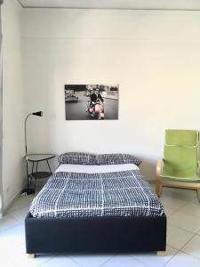 ein Schlafzimmer mit einem Bett und einem Bild an der Wand in der Unterkunft A Casa Mia Apartment in Catania