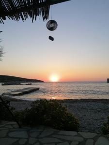 - un coucher de soleil sur la plage avec un lustre dans l'établissement Maestralia, à Skiros