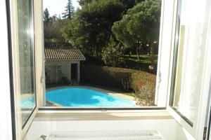 Bazén v ubytování Chambre d'Hôtes de L'Abricotier nebo v jeho okolí