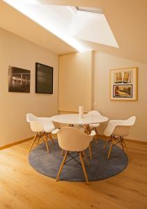 a dining room with a table and chairs at San Gil Plaza Hotel in Zamora