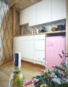 una habitación con una botella de vino y una cocina en LushHills - Nowoczesna Jurta en Regulice
