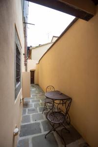 una mesa y dos sillas sentadas en un callejón en Fioraia5 Dimora en Arezzo