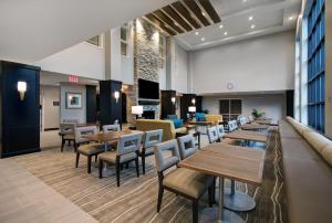 A restaurant or other place to eat at Staybridge Suites - Sterling Heights -Detroit Area, an IHG Hotel
