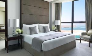 Postel nebo postele na pokoji v ubytování Bab Al Qasr Hotel