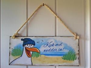 a sign is hanging on a wall at Möwennest am Ihlsee in Bad Segeberg