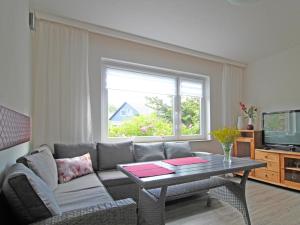バート・ゼーゲベルクにあるMöwennest am Ihlseeのソファとテーブルと窓のあるリビングルーム