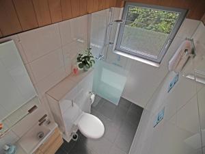 バート・ゼーゲベルクにあるMöwennest am Ihlseeのトイレと窓のある白いバスルーム
