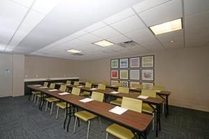 klasa z rzędami stołów i żółtych krzeseł w obiekcie Holiday Inn Express Troutville-Roanoke North by IHG w mieście Troutville
