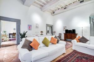 a white living room with two white couches at Via Dei Cartari Luxury Appartament in Rome