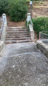 un ensemble de marches en béton avec rampe d'escalier dans l'établissement Relais del Lago e Relais del Monte, à Filettole