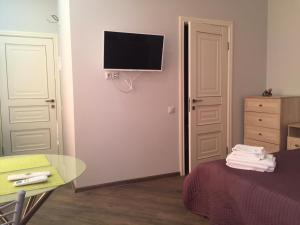 A television and/or entertainment centre at Rosemarine Apart Hotel