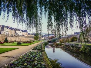 a view of a river with buildings in the background at La Madeleine in Vannes