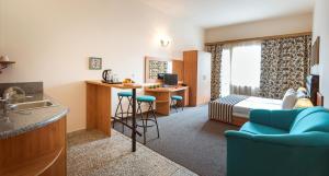 Lotus Family Hotel - Free Parking的休息区