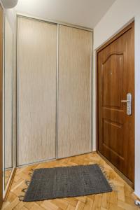 um quarto vazio com uma porta e um tapete em Własne M - Studio em Konin