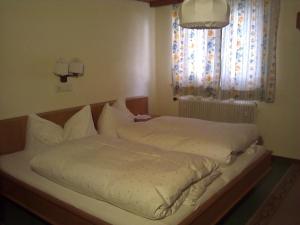 Postel nebo postele na pokoji v ubytování Pension Stüttler + 15 fotografií