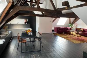een woonkamer met een tafel en een bank bij GLORIA LOFT GENT in Gent