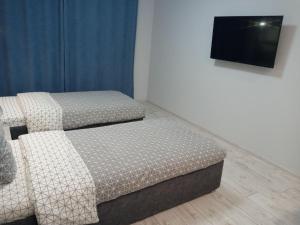 Μια τηλεόραση ή/και κέντρο ψυχαγωγίας στο Посуточно отличная квартира в центре