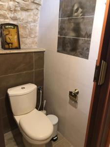 CUENTO DEL AMOR في Mi‘ilyā: حمام مع مرحاض وصورة على الحائط