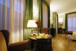 una habitación de hotel con una mesa con comida. en Zunica Ospitalità dal 1880, en Civitella del Tronto