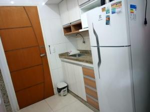 Dapur atau dapur kecil di Cond. Hotel Âncora em frente Praia do Peró