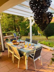 einen Tisch mit einem blauen Tischtuch auf einer Terrasse in der Unterkunft L’hippocampe in Wangenbourg