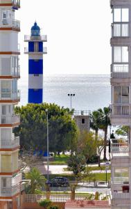 トレ・デル・マールにあるMagnifico ático en la playaの海の前の青白灯台