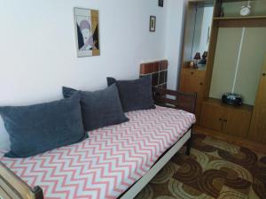 Ένα ή περισσότερα κρεβάτια σε δωμάτιο στο Planinska kuća Vladanka - planina Goč - banjska strana - preko puta ski staze +6 φωτογραφίες