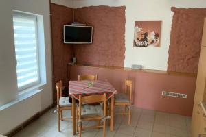 Μια τηλεόραση ή/και κέντρο ψυχαγωγίας στο Ferienhaus Ackerbürgerhof in der Welterbestadt Quedlinburg