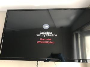 Televízia a/alebo spoločenská miestnosť v ubytovaní Ladadika Luxury Studios