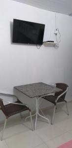 Televízia a/alebo spoločenská miestnosť v ubytovaní Rainha do Mar