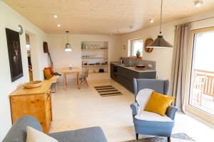 cocina y sala de estar con sillas y mesa en Heimat-Raum en Bayersoien
