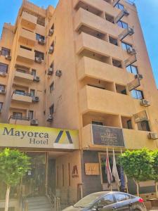 فندق مايوركا  في القاهرة: مبنى متوقف امامه سيارة