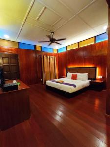 Кровать или кровати в номере Shell Out Cenang Beach Resort